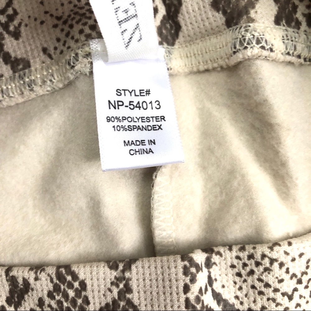 ❗️LOWEST PRICE Snakeskin Print Fleece Lined Mocha Tan Zenana Leggings - Picture 5 of 6